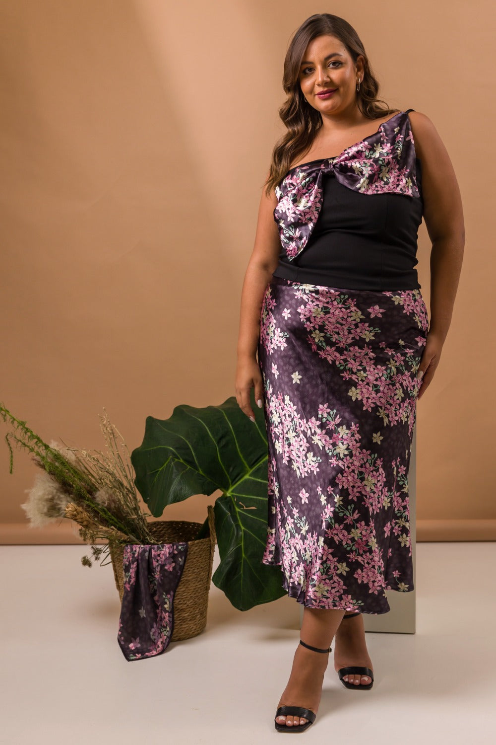 Blusa com Manga Nula Plus Size em Tecido Sarjado com Laço Ansellia Preto Cess